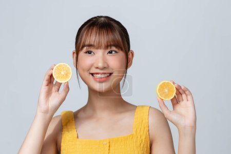 Foto de Mujer, retrato de cuidado de la piel y limón para la belleza, la salud y el bienestar con vitamina C - Imagen libre de derechos