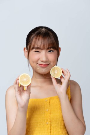 Foto de Muchacha de salud mostrar limón con la cara sonrisa, concepto de comida saludable - Imagen libre de derechos