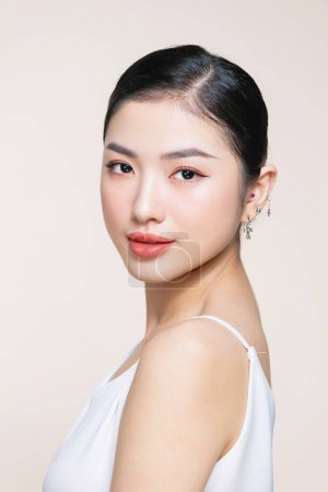 Foto de Hermosa joven asiática mujer con limpia piel fresca sobre fondo beige - Imagen libre de derechos