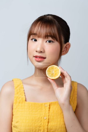 Foto de Hermosa joven con limón sobre fondo blanco - Imagen libre de derechos