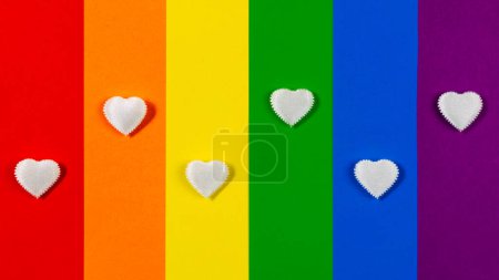 Foto de Rainbow LGBT fondo de la bandera con seis pequeños corazones blancos. Comunidad LGBTQ, concepto de sexualidad e identidad de género. Orgullo gay. Lesbianas, gays, bisexuales, transexuales movimientos sociales. - Imagen libre de derechos