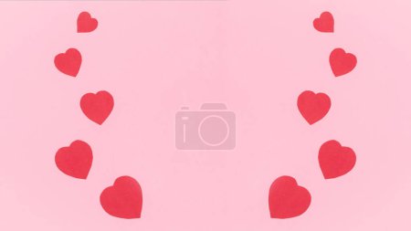 Téléchargez les photos : Frame from group of red paper hearts of different sizes, symbols of love. Greeting card. Valentine's day holiday. Template for text or design. Copy space. Flat lay. - en image libre de droit