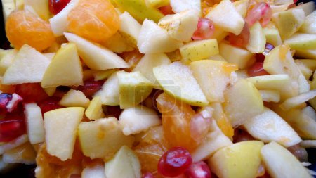 Téléchargez les photos : Chaat aux fruits mélangés dans l'intestin - Chaat aux fruits - en image libre de droit