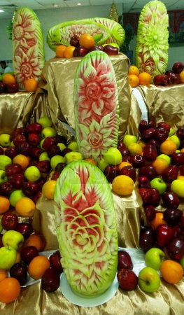 Téléchargez les photos : Mélanger les fruits décorés magnifiquement - Buffet de fruits - Épicerie de fruits - en image libre de droit