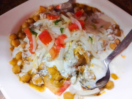 Foto de Chole Samosa Chaat con yogur, cebolla y patatas. Stre popular - Imagen libre de derechos
