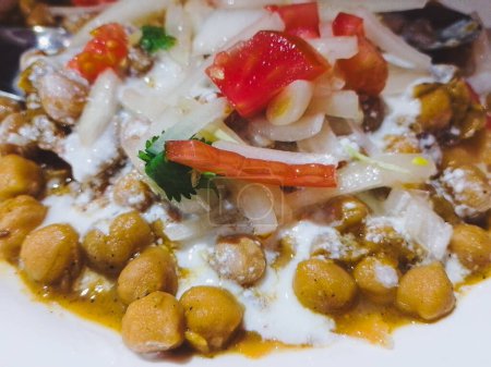 Foto de Chole Samosa Chaat con yogur, cebolla y patatas. Stre popular - Imagen libre de derechos