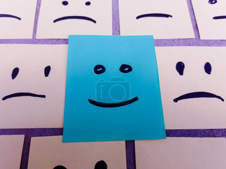 Téléchargez les photos : Notes collantes avec Tous triste et un visage heureux - Concept d'équipe malheureux et heureux - en image libre de droit
