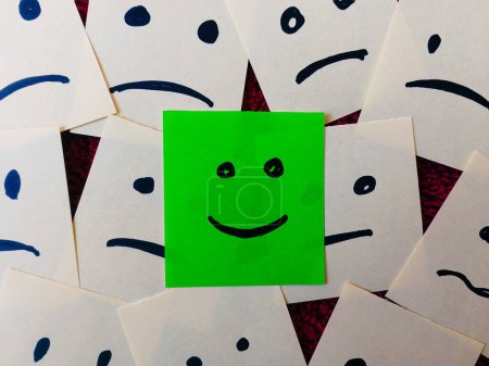 Téléchargez les photos : Notes collantes avec Tous triste et un visage heureux - Concept d'équipe malheureux et heureux - en image libre de droit