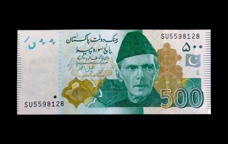 Foto de Quinientos billetes paquistaníes aislados sobre fondo negro: rupias paquistaníes. 500 rupias - Imagen libre de derechos