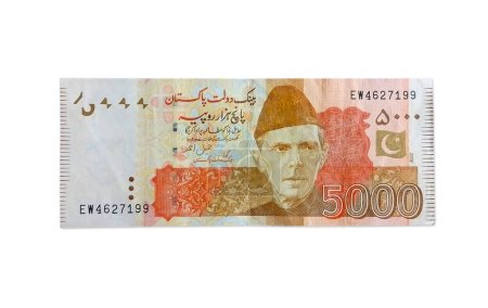 Foto de Cinco mil billetes paquistaníes Aislados sobre fondo blanco - Rupias paquistaníes. 5000 rupias - Imagen libre de derechos