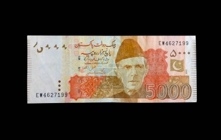 Téléchargez les photos : Cinq mille Pakistanais Monnaie Isolé sur fond noir - Roupies pakistanaises. 5000 roupies - en image libre de droit