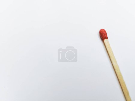 Téléchargez les photos : Matchs rouges isolés sur fond blanc avec espace vide - en image libre de droit
