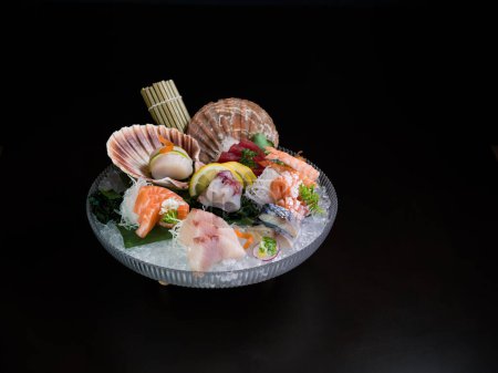 Foto de Comida japonesa Sushi bento tempura sake - Imagen libre de derechos