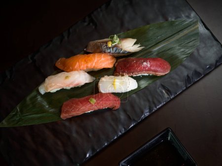 Foto de Comida japonesa Sushi bento tempura sake - Imagen libre de derechos