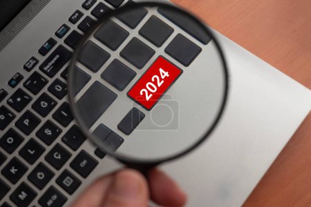 Téléchargez les photos : 2024 sur la touche rouge du clavier de l'ordinateur. Concept d'idée 2024. - en image libre de droit