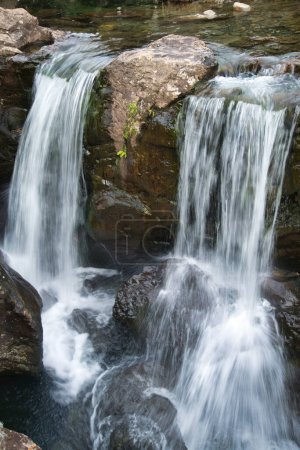 Téléchargez les photos : Dans Glen Brittle, sous les montagnes de Black Cullin, destination touristique populaire en été, eau douce froide de montagne, dans les piscines naturelles et les ruisseaux, paysages naturels écossais à couper le souffle. - en image libre de droit