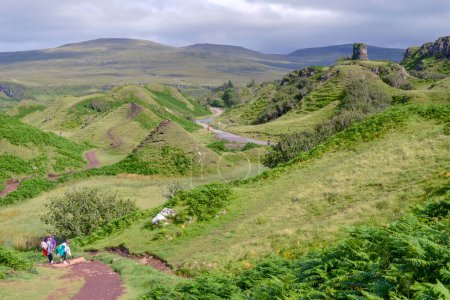Téléchargez les photos : Trotternish, île de Skye, Écosse, Royaume-Uni-26 juillet 2022 : Les visiteurs empruntent les sentiers sinueux escarpés des monticules herbeux en forme de cône, un été, une journée au fantasme comme, attraction touristique mignonne Skye. - en image libre de droit