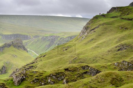 Téléchargez les photos : La boucle pédestre de Quiraing, magnifique, magnifique, spectaculaire écossais, paysage de montagne de l'île de Skye, rochers et sommets dentelés, vestiges d'anciens glissements de terrain, routes sinueuses, falaises abruptes et lacs au milieu de l'été. - en image libre de droit