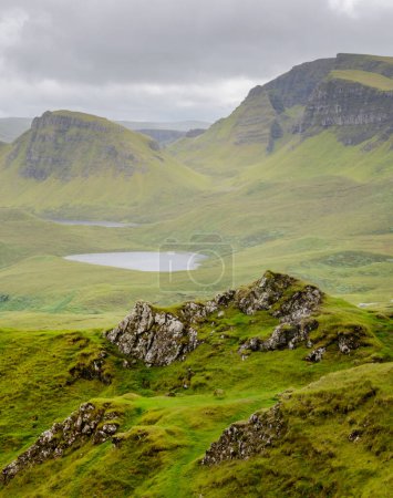 Téléchargez les photos : La boucle pédestre de Quiraing, magnifique, magnifique, spectaculaire écossais, paysage de montagne de l'île de Skye, rochers et sommets dentelés, vestiges d'anciens glissements de terrain, routes sinueuses, falaises abruptes et lacs au milieu de l'été. - en image libre de droit