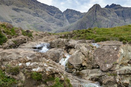 Téléchargez les photos : Île de Skye, Écosse, Royaume-Uni-27 juillet 2022 : Les touristes visitent la belle et populaire région des cascades, grimpent parmi les rochers, les zones de baignade et les ruisseaux, un après-midi d'été. - en image libre de droit