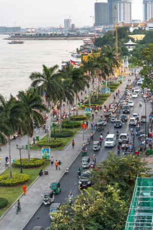 Téléchargez les photos : Phnom Penh, Cambodge-23 décembre 2022 : Le long du quai Sisowath, des foules de Khmers se rassemblent et les routes sont bondées de voitures, de motos et de tuk-tuks, alors que les gens viennent au coucher du soleil, pour socialiser, manger et prier. - en image libre de droit