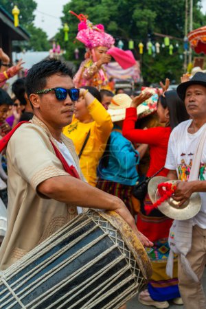Téléchargez les photos : Pai, Nord de la Thaïlande-4 avril 2023 : Super énergique après les festivités Covid abondent dans la foule qui passe, au festival bouddhiste coloré, où les garçons sont ordonnés moines. - en image libre de droit
