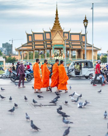 Photo for Phnom Penh,Cambodia-January 4th 2023: Monks of all ages from the nearby temples, mingle with the rest of the capital city's population,who come here in their droves to eat and relax,in the evening. - Royalty Free Image