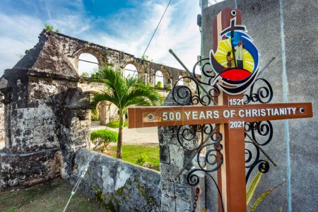 Foto de La cruz de madera, erigida en 2021, junto al antiguo cuartel español, simboliza la fuerte influencia católica, ejercida por los españoles y colonialistas que se asentaron aquí en 1521.. - Imagen libre de derechos