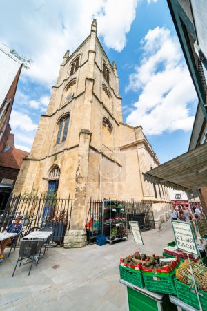 Téléchargez les photos : Worcester, Worcestershire, Royaume-Uni-17 août 2023 : L'extrémité est et le clocher du bâtiment anglican historique du XVIIe siècle, une rue étroite relie les piétons à la rue principale de Worcester. - en image libre de droit
