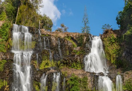 40 m hoher, malerischer Wasserfall, umgeben von wunderschönem Regenwald und Natur, in der Region Pakse im Süden von Laos, im Distrikt Paksong.