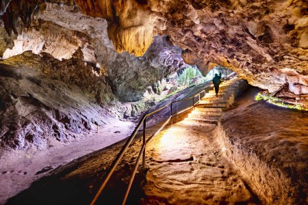 Foto de Sistema de cuevas en el extremo norte de Tailandia, en el Parque Nacional Thamluang Khunnam Nangnon. Conocido como lugar donde los colegiales tailandeses salvaron, por buceadores de cuevas, atrapados y aislados, en lo profundo de las cuevas.. - Imagen libre de derechos