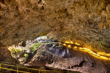 Foto de Sistema de cuevas en el extremo norte de Tailandia, en el Parque Nacional Thamluang Khunnam Nangnon. Conocido como lugar donde los colegiales tailandeses salvaron, por buceadores de cuevas, atrapados y aislados, en lo profundo de las cuevas.. - Imagen libre de derechos
