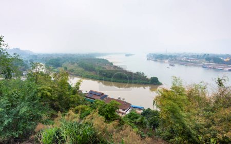 Foto de Con vistas al río Mekong, y la pequeña ciudad, también una atracción turística popular, en el punto de encuentro de las fronteras de Tailandia, Myanmar y Laos. - Imagen libre de derechos