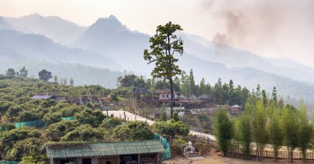 Beliebtes Reiseziel, dramatische Landschaft, diesige Luft, verschmutzt durch brennende Erntefeuer, in den weit entfernten Hügeln, vom beliebten Aussichtspunkt aus gesehen, etwas außerhalb der Kleinstadt Pai.
