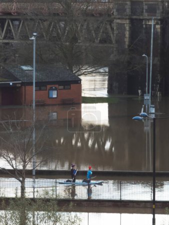 Téléchargez les photos : Worcester, Worcestershire, Royaume-Uni-05 janvier 2024 : Les gens utilisent une planche à pagaie pour se déplacer, après des conditions météorologiques extrêmes, des pluies abondantes, des tempêtes et d'importantes inondations sur les rives de la rivière Severn. - en image libre de droit