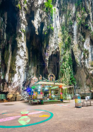 Las estructuras religiosas hindúes, construidas en 1920, adornan los espacios interiores de la vasta cueva de piedra caliza sagrada, con una abertura al cielo arriba en un extremo, un sitio cultural icónico y un destino turístico malasio..