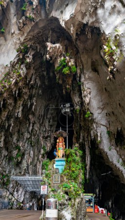 Los visitantes pasan a través de la alta entrada de la cueva, por un tramo de escaleras, en el vasto interior, para admirar las hermosas estructuras del templo, construido en 1920, y el esplendor natural del complejo de cuevas de piedra caliza.