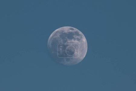 Luna durante el día contra el cielo azul oscuro sobre Alemania