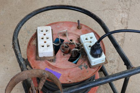 Téléchargez les photos : Une vieille prise électrique convertie avec des fils effrayants et du métal rouillé ne semble pas sûre. - en image libre de droit
