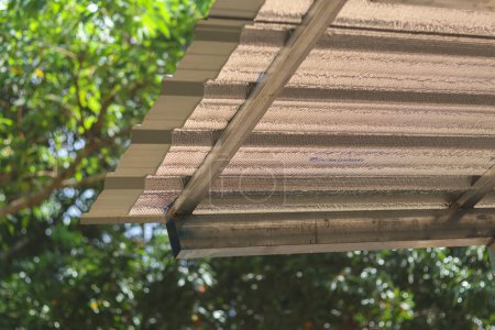 Téléchargez les photos : Ardoise isolante à foyer sélectif et toit en zinc Un toit galvanisé et des ardoises isolantes légères sont montés sur une structure en acier galvanisé. - en image libre de droit