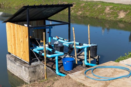 PVC-Rohrstation zum Pumpen von Wasser aus dem Teich in Blumenbeete und Gemüsebeete.