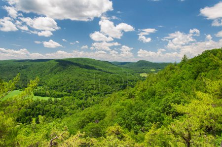 Téléchargez les photos : Une vue sur le paysage depuis le sommet de Barrack Mountain dans le village des chutes Connecticut par une journée ensoleillée en Nouvelle-Angleterre. - en image libre de droit