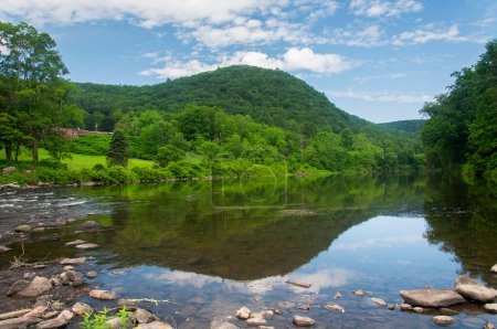 Téléchargez les photos : Les collines du comté de Litchfield au-dessus de la rivière housatonic en Cornouailles de l'Ouest Connecticut par une journée d'été ensoleillée. - en image libre de droit