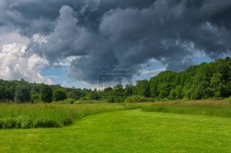 Foto de A stormy sky above the fields at Sunnybrook state park in torrington connecticut. - Imagen libre de derechos