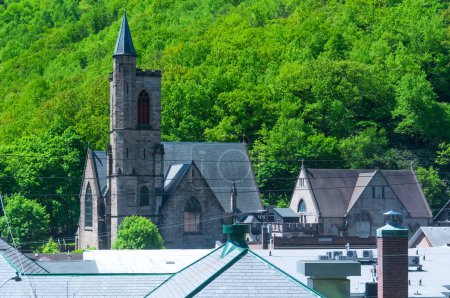 Foto de Varios edificios dentro de la histórica ciudad de Jim Thorpe Pennsylvania en un día soleado. - Imagen libre de derechos