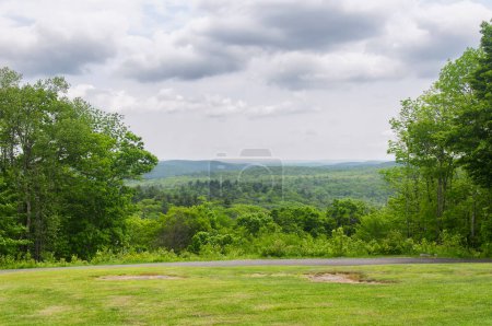Foto de Una vista del paisaje de las colinas de la esquina noroeste en Norfolk Connecticut desde Dennis Hill State Park. - Imagen libre de derechos