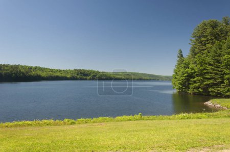 Téléchargez les photos : Une vue sur le paysage du réservoir de Barkhamsted dans le Connecticut Barkhamsted par une journée d'été ensoleillée. - en image libre de droit