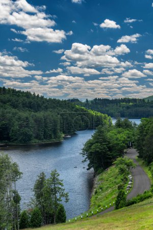 Téléchargez les photos : Lac McDonough et barrage de Saville à Barkhamsted Connecticut par une journée ensoleillée. - en image libre de droit