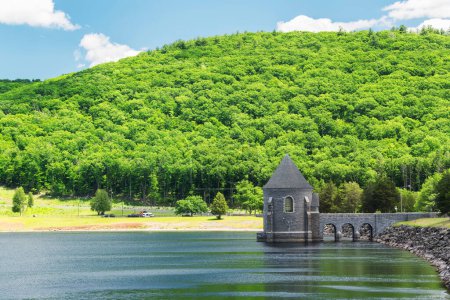 Téléchargez les photos : Réservoir Barkhamsted et barrage de saville par une journée d'été ensoleillée dans le Connecticut. - en image libre de droit