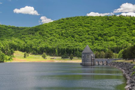 Téléchargez les photos : Réservoir Barkhamsted et barrage de saville par une journée d'été ensoleillée dans le Connecticut. - en image libre de droit